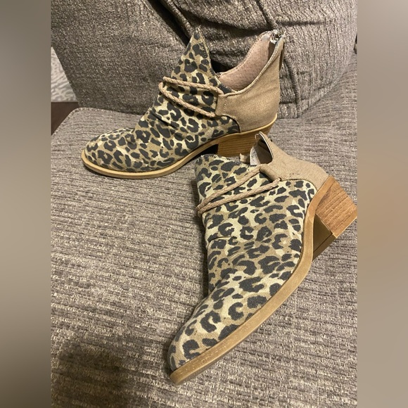 Very G Shoes - Leopard & Burlap Booties size 8
